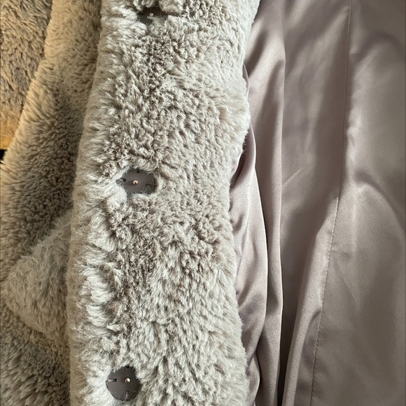 Lyla + Luxe “Melody” faux fur coat - Picture 4 of 7